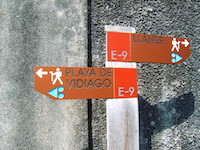 Wander-Wegweiser bei Llanes