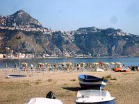 Giardini-Naxos - Blick auf Taormina