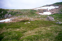 Passhöhe mit 
														Schneefeldern